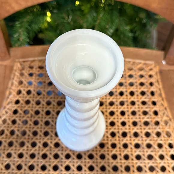 💕 1978 Anchor Hocking Candlestick Bud Vase Hooped Milk Glass White MCM - Picture 4 of 5